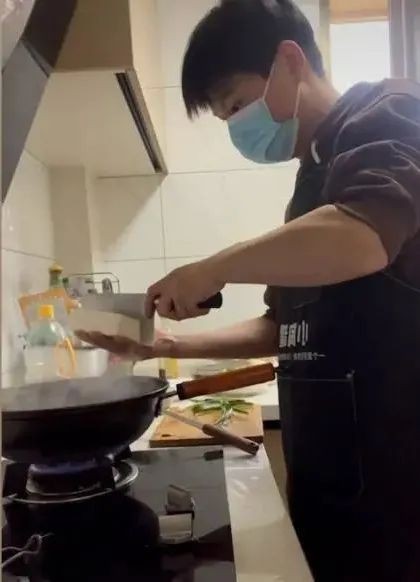 上海一名95后设计师兼职上门做饭:88元4个菜,月入千元!划算吗?网友纷纷表示→