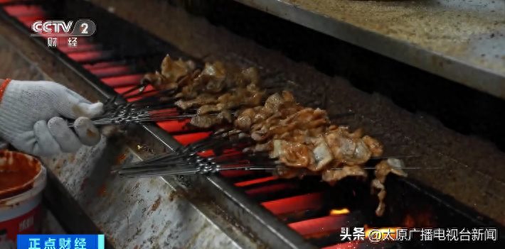 淄博烧烤持续火爆万元急聘烧烤师