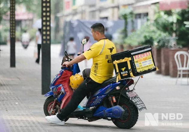 公务员生活压力大,周末送外卖是否违纪?官方回应来了
