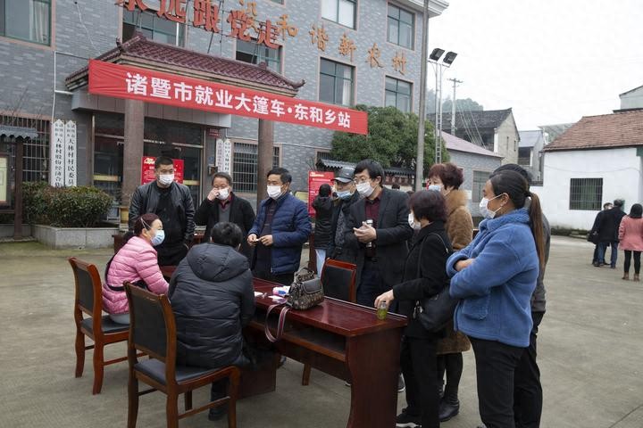 袜企招工难?诸暨这个来料加工中心日均包装8万双袜子