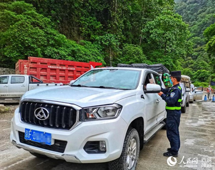 西藏这个地方的移民警察“兼职”卖石锅?