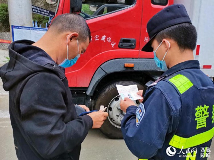 西藏这个地方的移民警察“兼职”卖石锅?
