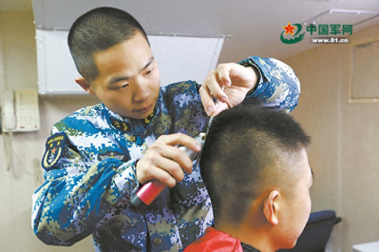 那位战友,过来我帮你剃个头